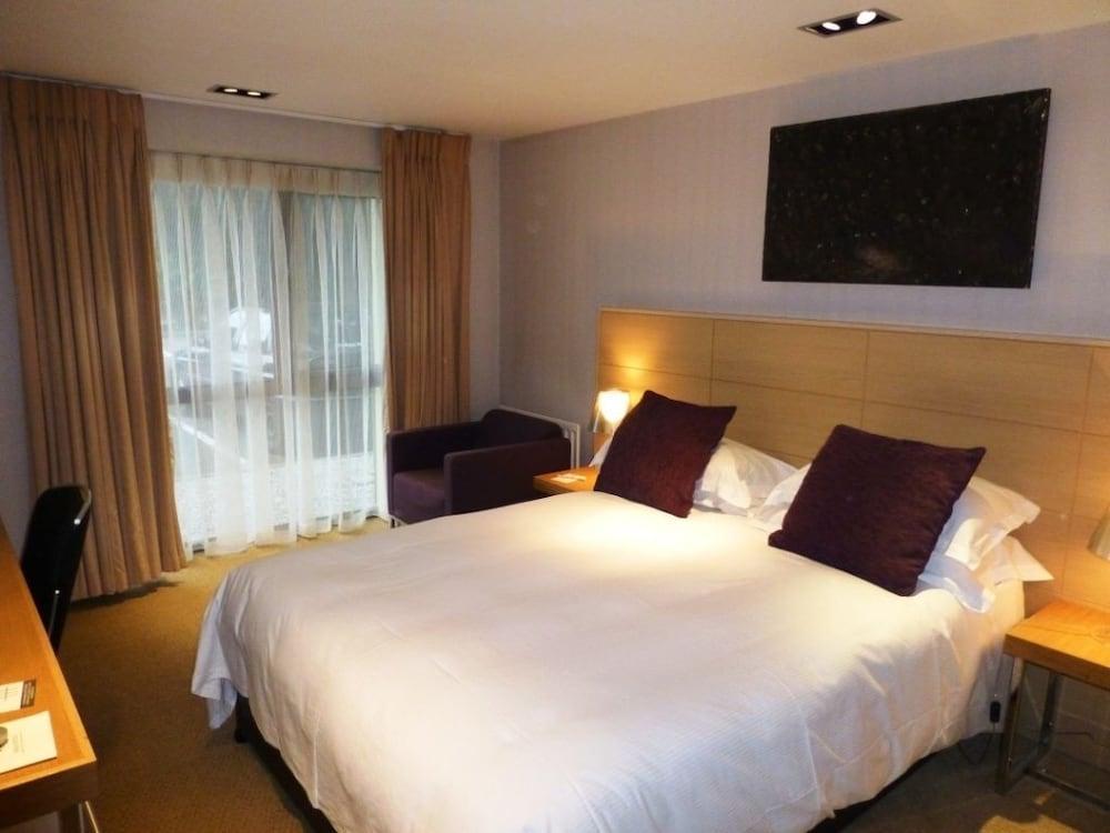 Beales Hotel Hatfield  Exterior photo